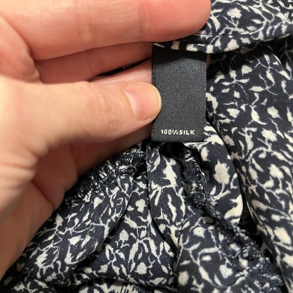 Banana Republic 100% Silk Floral V-Neck Peplum Button Front Top Size S - Picture 8 of 8